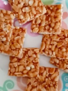 સીંગદાણા ની ચીકી રેસીપી મુખ્ય ફોટો