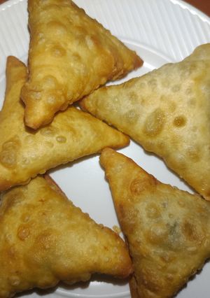 A picture of Samosa with Green Grams Filling.