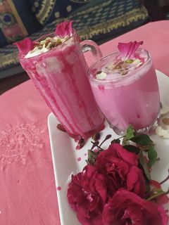રોઝ લસ્સી (Rose Lassi Recipe In Gujarati) રેસીપી મુખ્ય ફોટો
