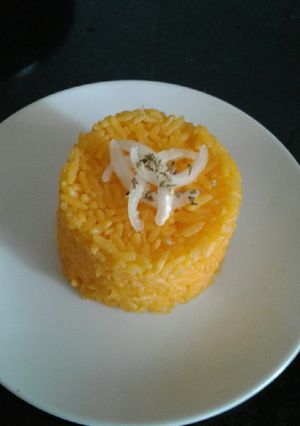 Una foto de Arroz de caldo de pollo con sabor a cebolla