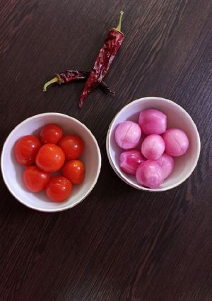 عکسی از دستور ترشی گوجه گیلاسی و پیازقرمز