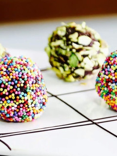 ખજૂર અંજીર બોલ (Khajoor Anjir Balls recipe in Gujarati) રેસીપી મુખ્ય ફોટો