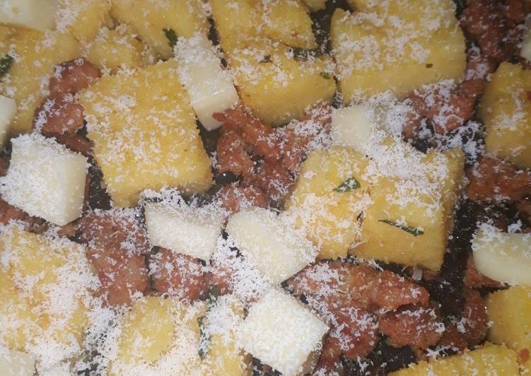 Pasticcio di polenta con salsiccia e funghi