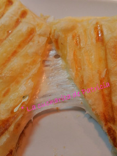 Una foto de Empanada de hojaldre rellena de queso fácil
