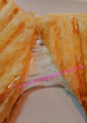 Una foto de Empanada de hojaldre rellena de queso fácil