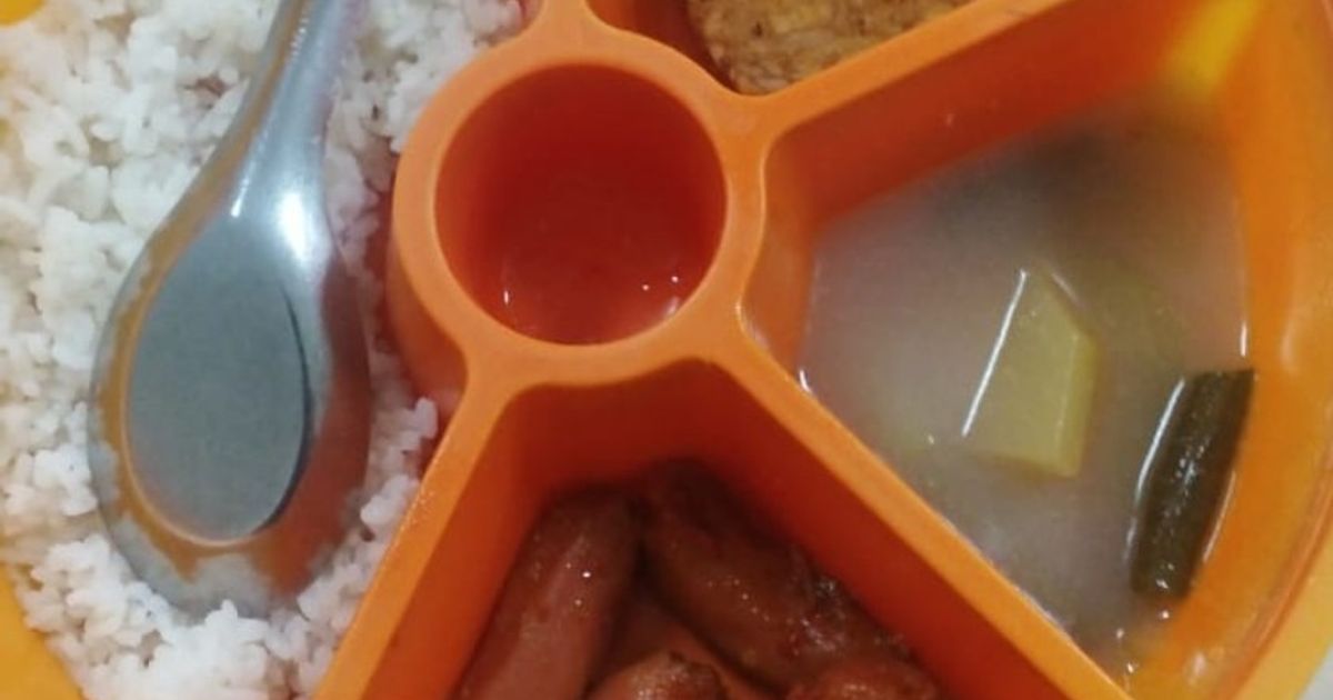 Nasi dengan Tempe, Sosis, dan Sup Bening
