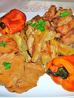 Una foto de Lomo y costillas de cerdo en su jugo con berenjenas y pimientos