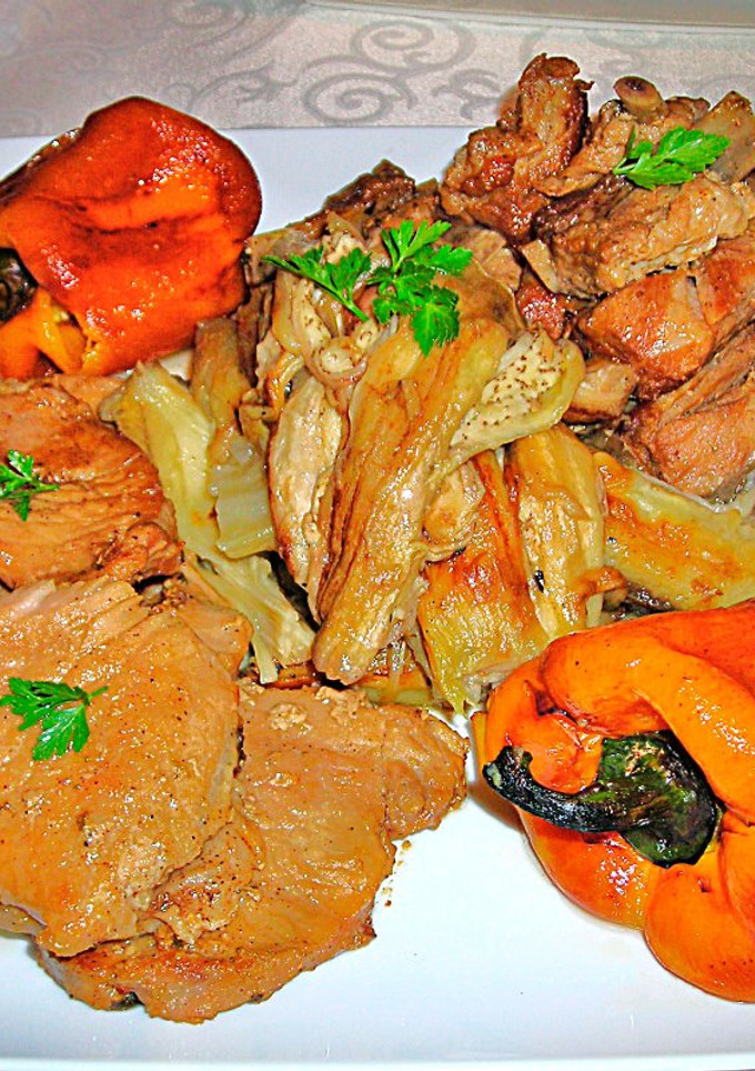 Una foto de Lomo y costillas de cerdo en su jugo con berenjenas y pimientos