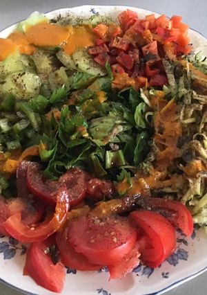 Une photo de Salade composée sauce au curcuma