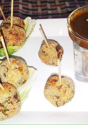 लेफ्टओवर रोटी बॉल्स (Leftover roti balls recipe in hindi) रेसिपी मुख्य फोटो