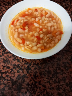 Una foto de Alubias blancas con verduras