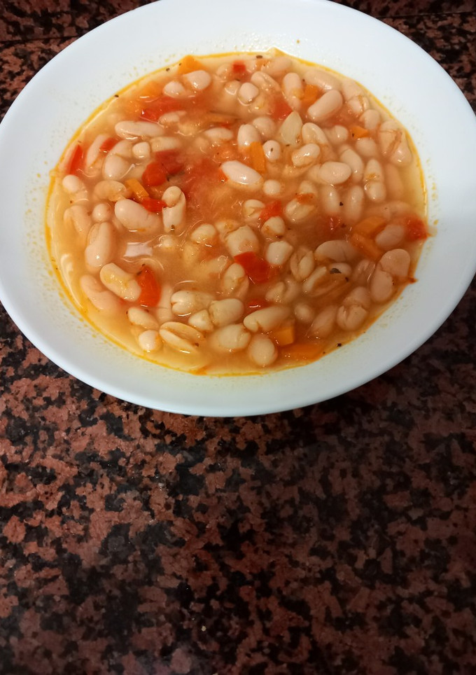 Una foto de Alubias blancas con verduras
