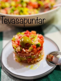 Una foto de Ensalada 🥗 de bacalao (esqueixada) 🫒 🍅 🌶️ 🧅