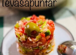 Una foto de Ensalada 🥗 de bacalao (esqueixada) 🫒 🍅 🌶️ 🧅