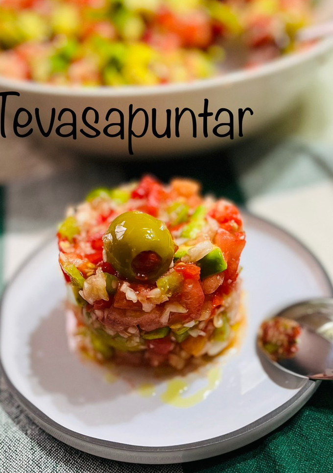 Una foto de Ensalada 🥗 de bacalao (esqueixada) 🫒 🍅 🌶️ 🧅