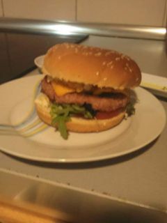 Una foto de Hamburguesa rellena de beicon y queso cheddar
