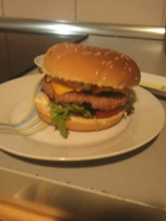 Una foto de Hamburguesa rellena de beicon y queso cheddar