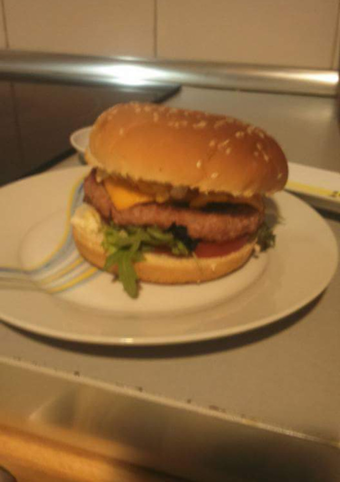 Una foto de Hamburguesa rellena de beicon y queso cheddar
