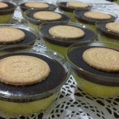 A picture of Plain and chocolate custard - custard haleeb w chocolat.