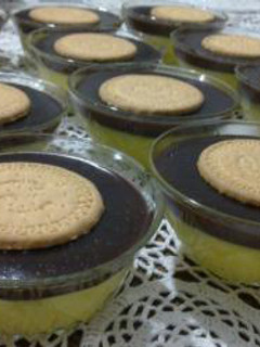 A picture of Plain and chocolate custard - custard haleeb w chocolat.
