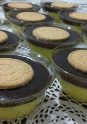 A picture of Plain and chocolate custard - custard haleeb w chocolat.