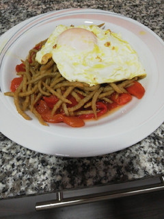 Una foto de Ensalada de pimientos asados con chanquete y huevos