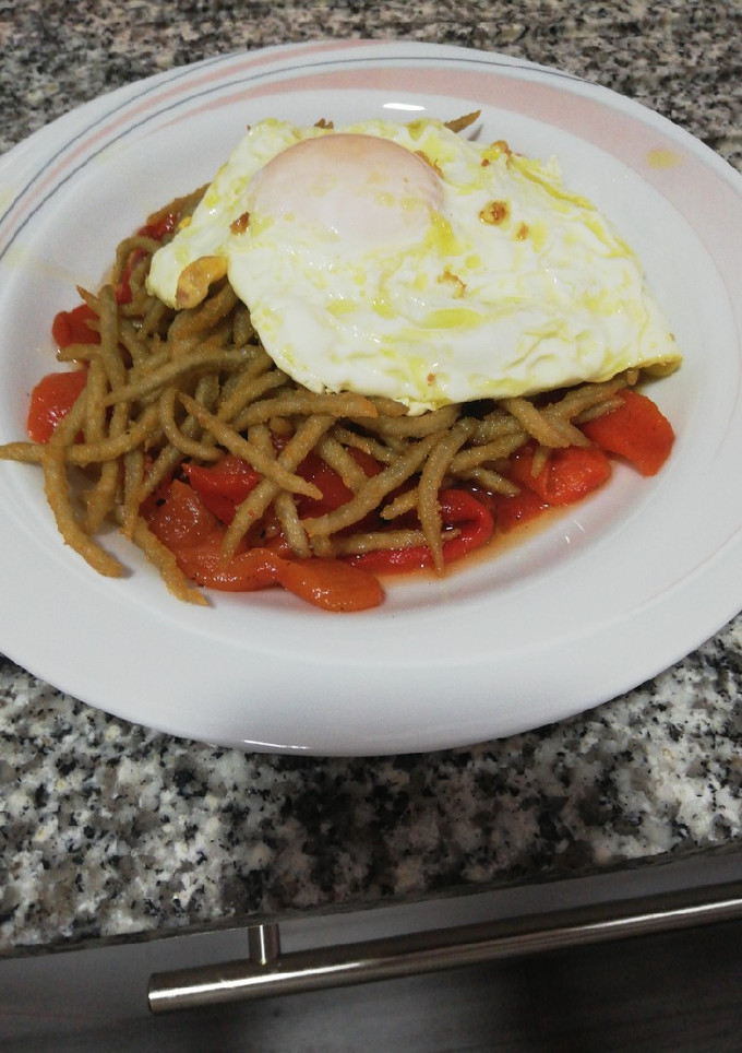 Una foto de Ensalada de pimientos asados con chanquete y huevos