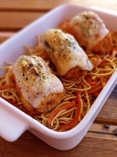 Una foto de Pollo a la parmesana con noodles