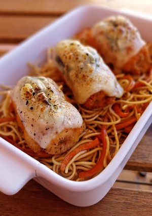 Una foto de Pollo a la parmesana con noodles