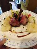 Piernas de pollo indues abrazadas con panceta ahumada