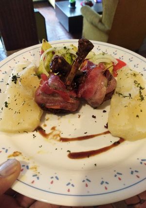 Una foto de Piernas de pollo indues abrazadas con panceta ahumada
