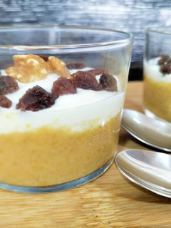 Una foto de Vasitos de crema de albaricoque con yogur y frutos secos