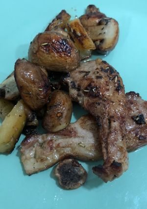 Una foto de Costillas de cordero con manzana y champiñones portobello, sobre ajo con hierbas provenzales ja, ja