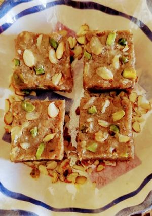 ड्राई फ्रूट बर्फी (Dry Fruit Barfi recipe in Hindi) रेसिपी मुख्य फोटो