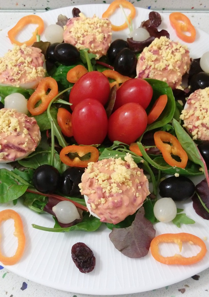 Una foto de Huevos rellenos de remolacha y pimientos asados