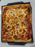 Pizza prosciutto con bordes rellenos de cheddar (masa en Thermomix)