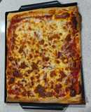 Pizza prosciutto con bordes rellenos de cheddar (masa en Thermomix)