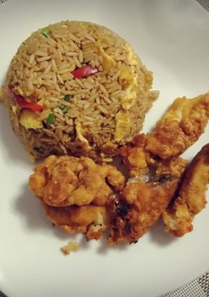 Una foto de Chaufa y chicharrón de pescado peruano