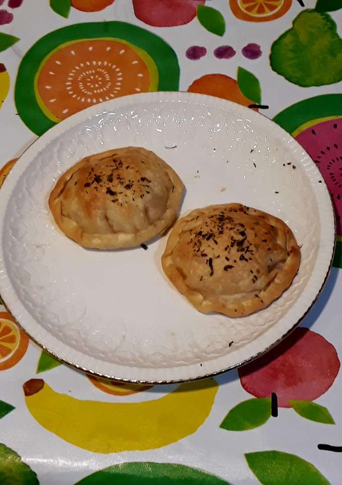 Una foto de Empanadillas redondas en dos rellenos