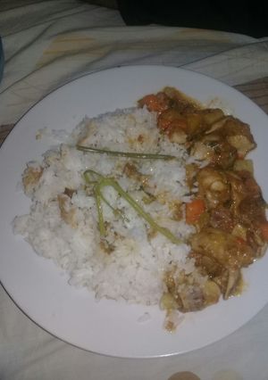 Una foto de Pollo guisado con salsita 🤗😍