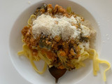 Pasta fresca con atún, alcachofas y tomate frito casero