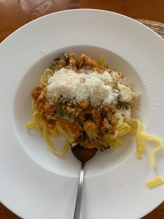 Una foto de Pasta fresca con atún, alcachofas y tomate frito casero