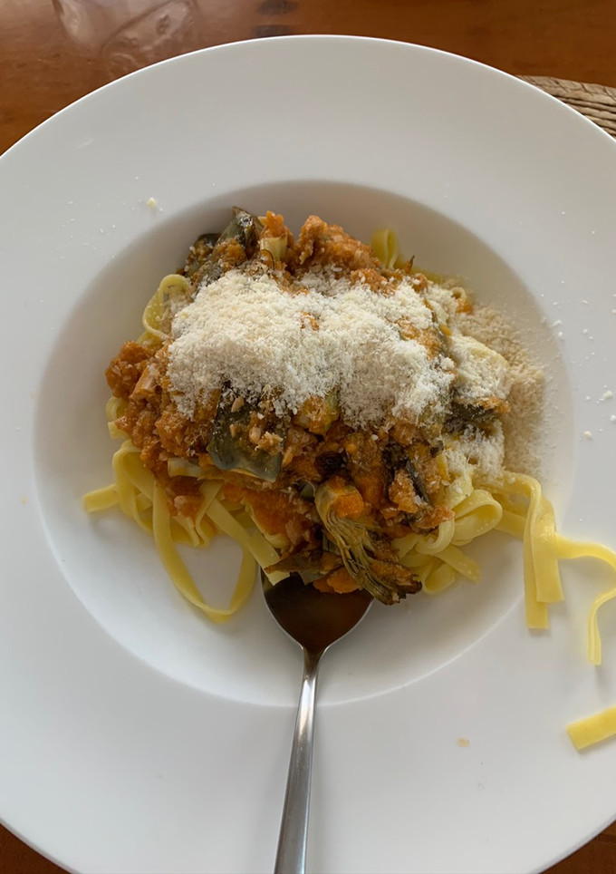 Una foto de Pasta fresca con atún, alcachofas y tomate frito casero