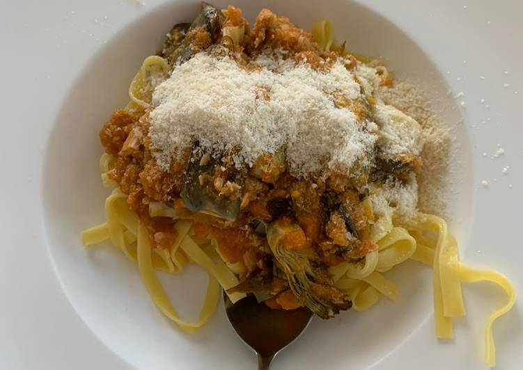 Pasta fresca con atún, alcachofas y tomate frito casero