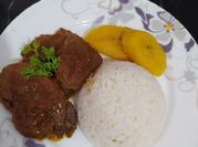 Una foto de lengua en salsa de tomate