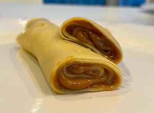 Una foto de Crepas o panqueques con dulce de leche