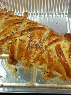 Una foto de Solomillo de cerdo relleno de jamón y envuelto en masa de hojaldre