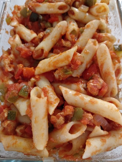 Una foto de Macarrones con tomate y verduras