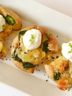 Spenótos-mozzarellás sült burgonya recept fotója