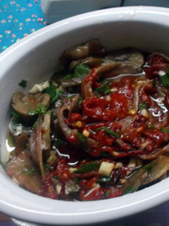 Una foto de Ensalada de anchoas, champiñones y pimientos asados